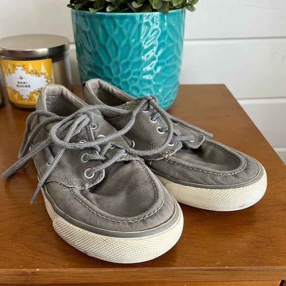 Old Navy Casual Grey/white shoes Boy size 2 - Picture 2 of 7